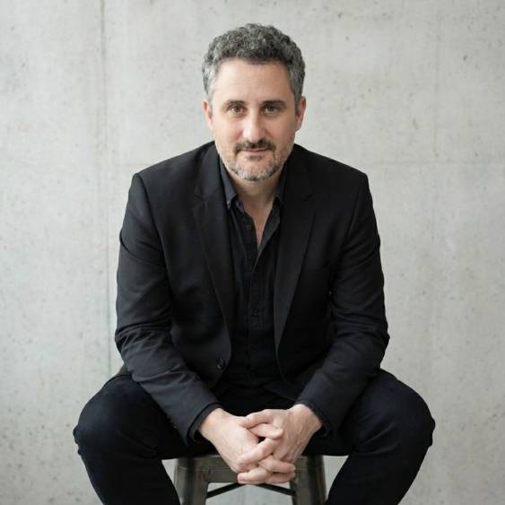 Francisco Santolo - Consultor de negocios y Business Hacker, retrato profesional para consultoría empresarial