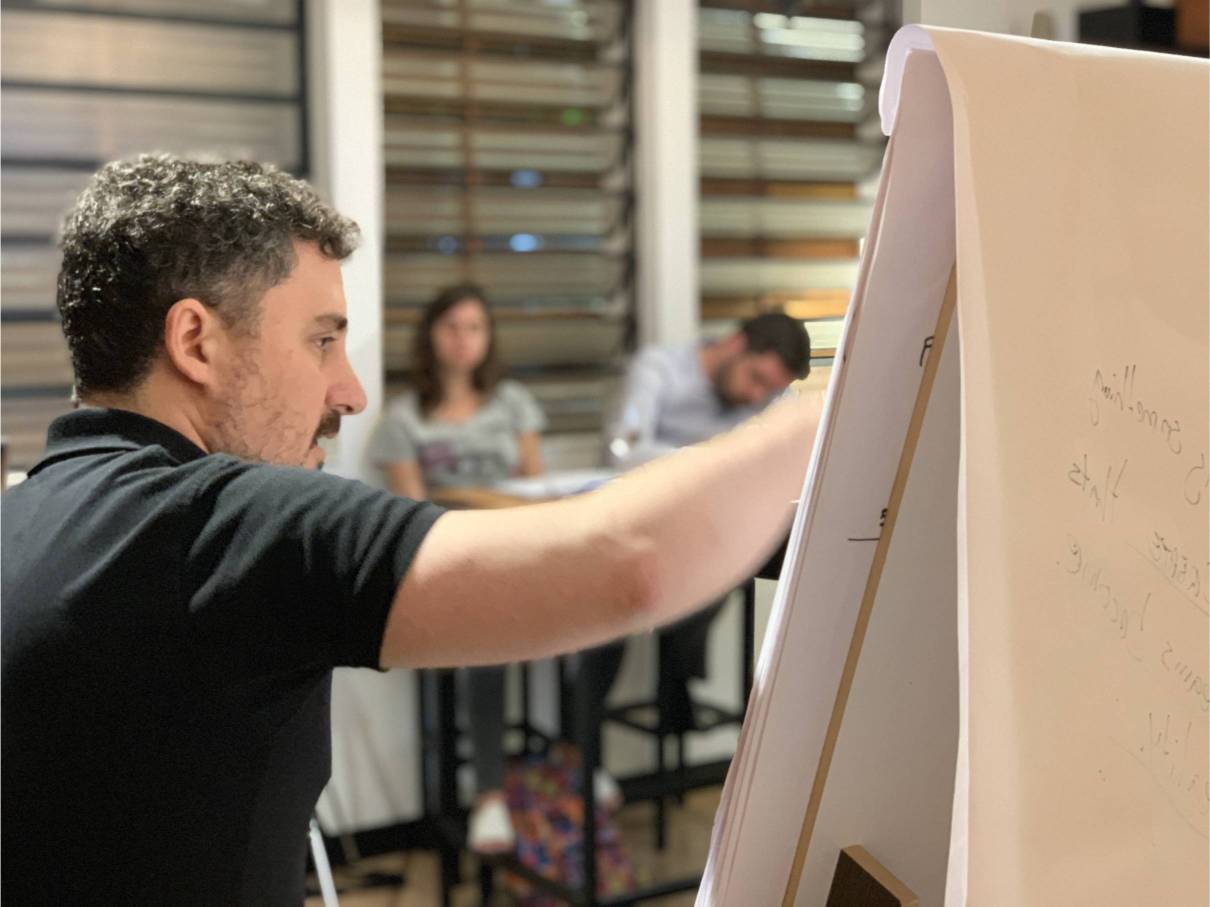 Francisco Santolo enseñando en Scalabl Academy - instructor de educación en emprendimiento e innovación explicando en pizarra